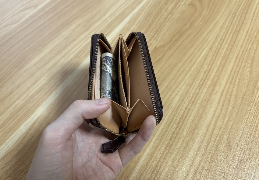 小銭入れにお札を入れたところ