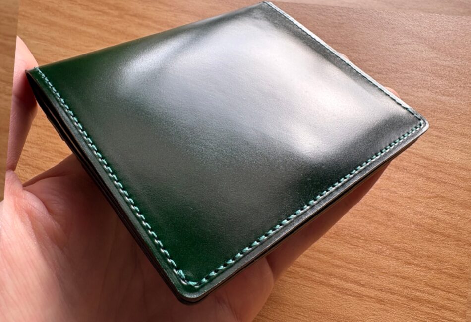 レーデルオガワのコードバン二つ折り財布のコードバン