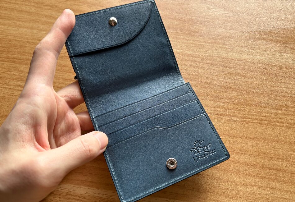 内装のカードポケットや札入れ部分