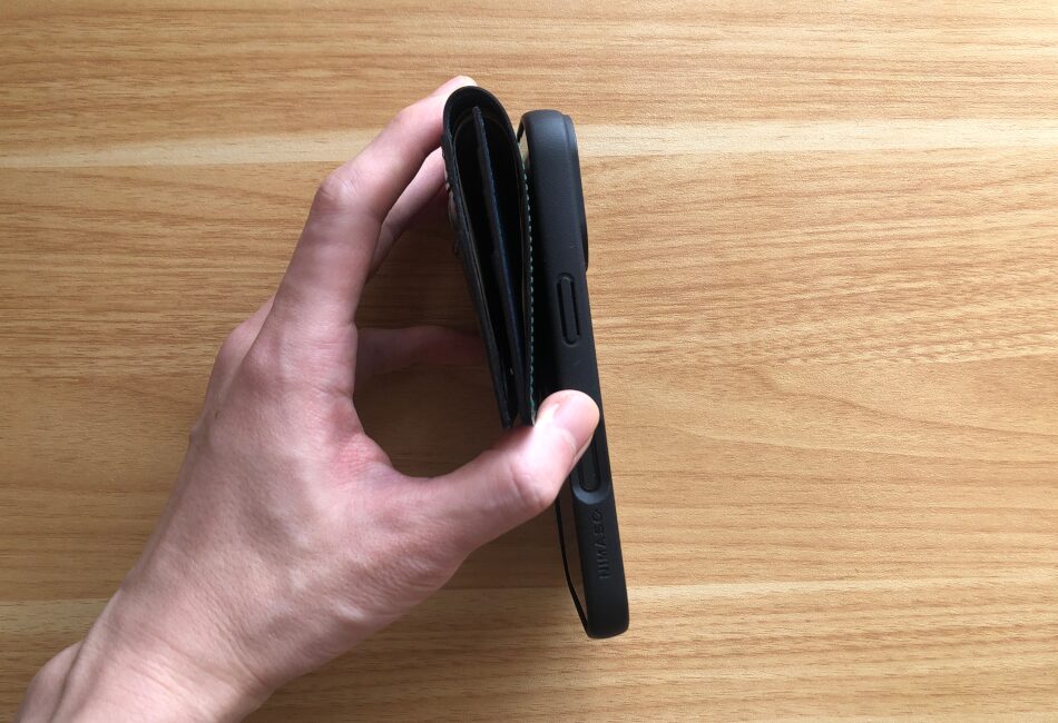 iPhoneとコードバン二つ折りの厚みを比べた写真