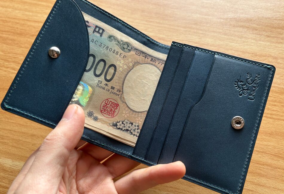 コードバンライトウォレットに札を入れた状態