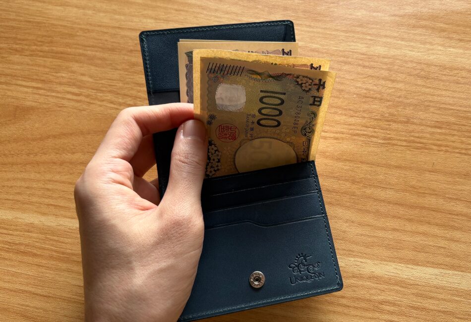 コードバンライトウォレットに札を入れた状態