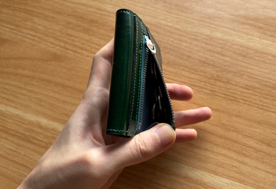 コードバン二つ折りに小銭を入れた写真