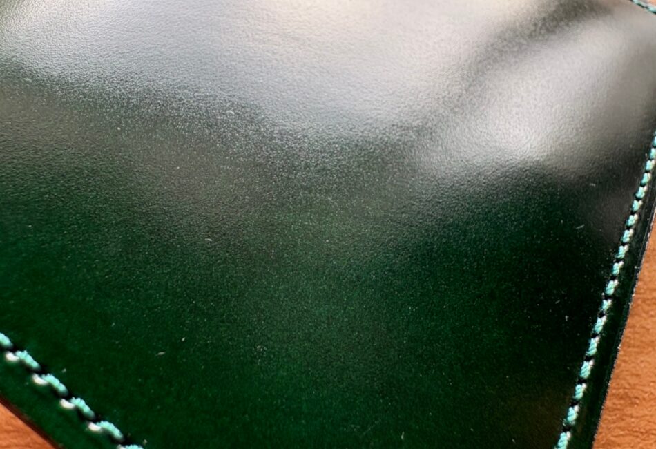 レーデルオガワのコードバン二つ折り財布のコードバンのアップ