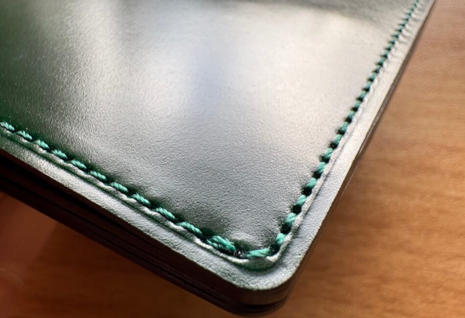 レーデルオガワのコードバン二つ折り財布のコードバンのアップ