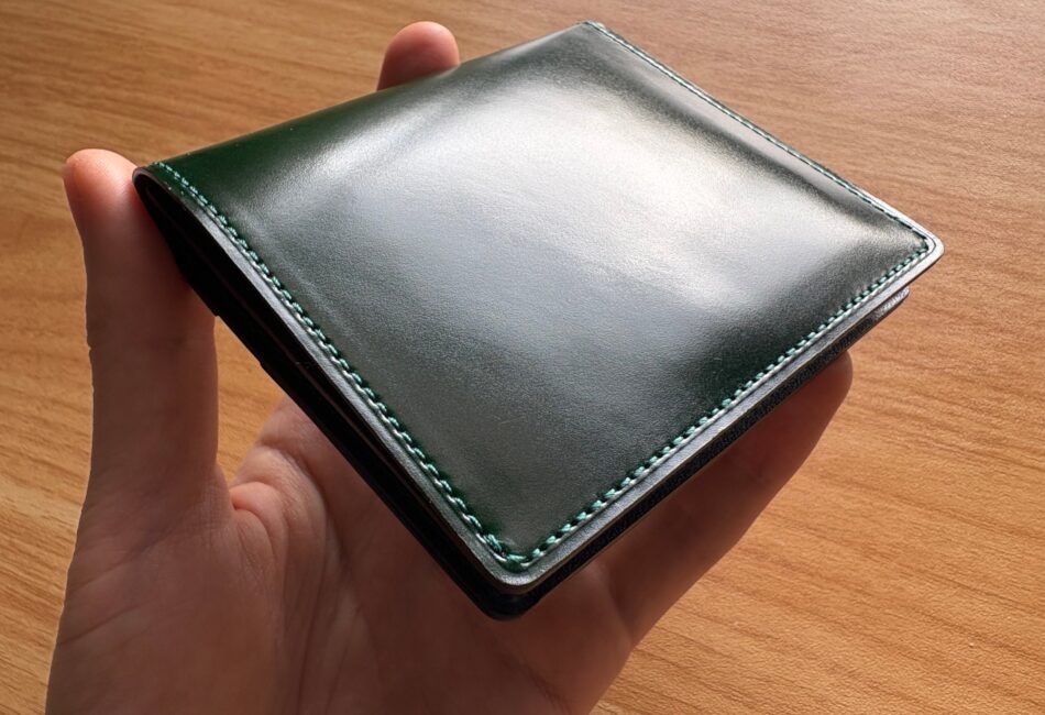 レーデルオガワのコードバン二つ折り財布のコードバン