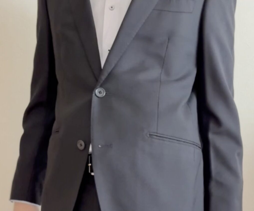 ジャケットのポケットに入れた状態